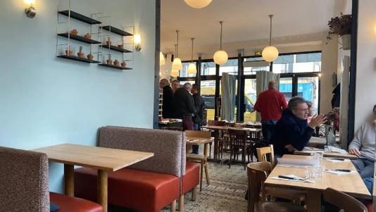 Geknuffeld door een restauranthouder in Parijs